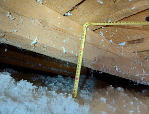 Zateplení domu s pultovou střechou pomocí foukané izolace